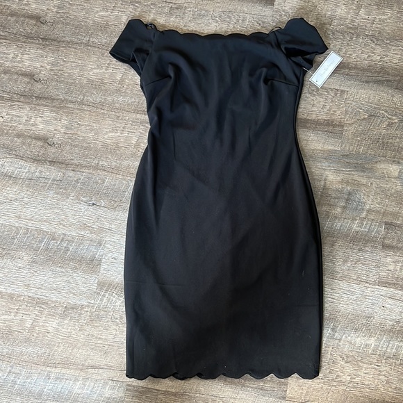 Black off the shoulder dress size 4 - Picture 1 of 3